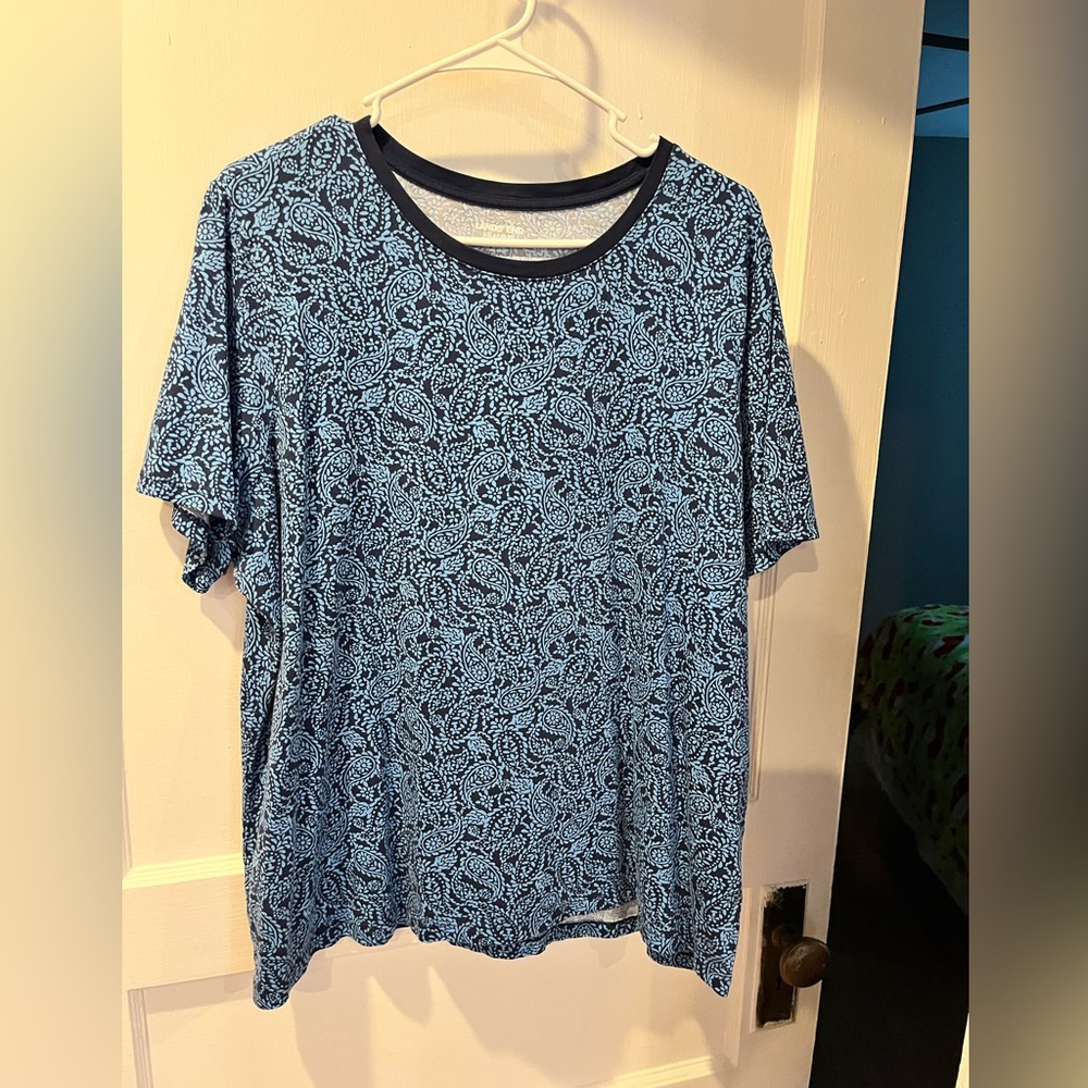 Ladies lands end ss top. Blue and navy. Size 1X. In excellent condition